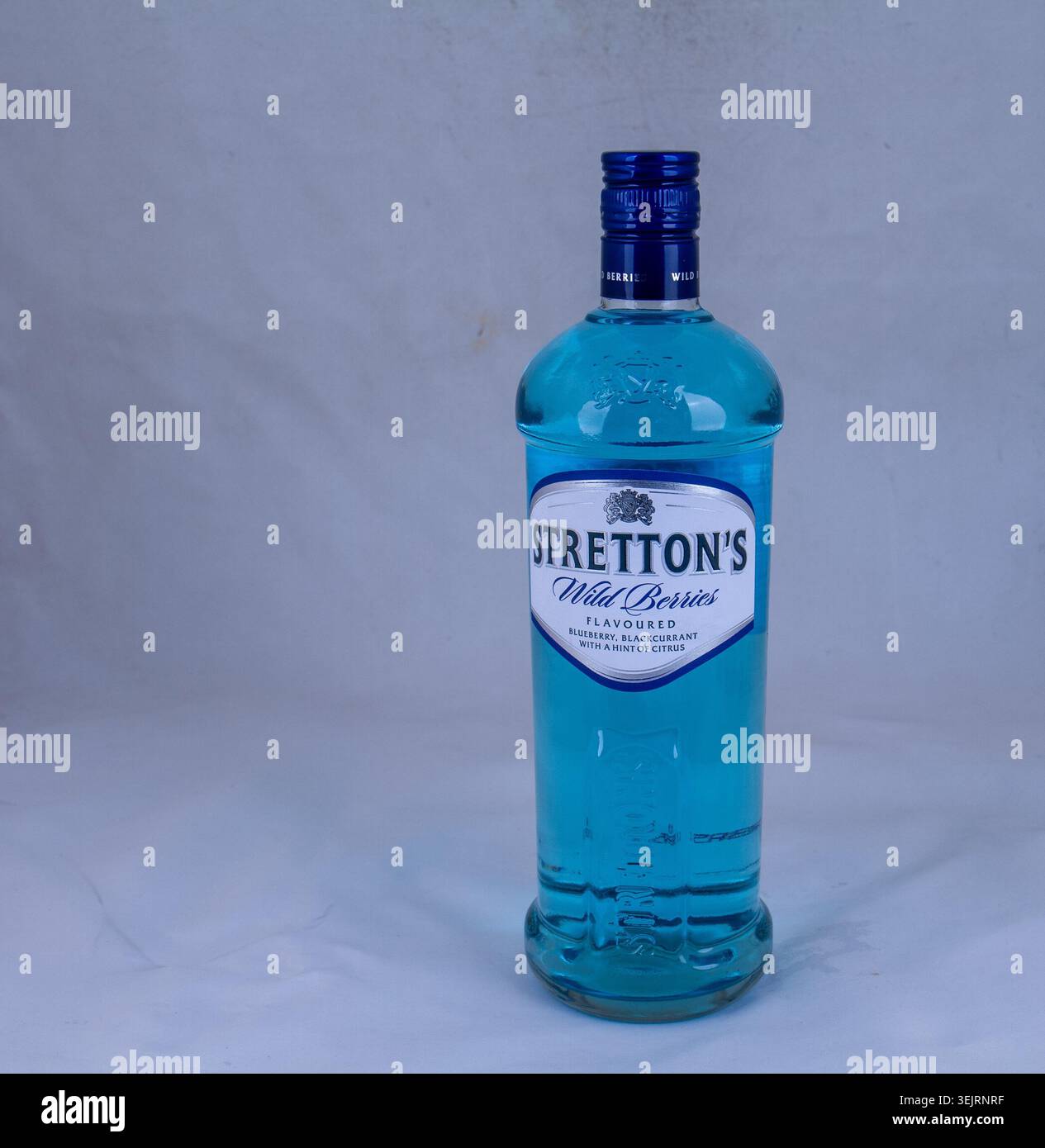 Dwarskersbos, Südafrika - eine Flasche mit Strettons Wildbeeren aromatisiert Gin isoliert auf einem klaren Hintergrund mit Kopierraum Stockfoto