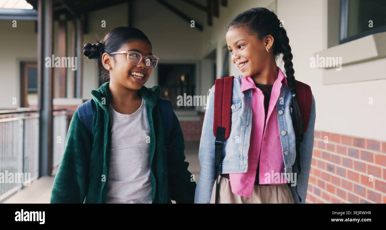 Outdoor, Freunde und Kinder mit Rucksack in der Schule, lernen und glücklich mit der akademischen Entwicklung. Schüler, reden und Kinder mit einem Lächeln Stockfoto