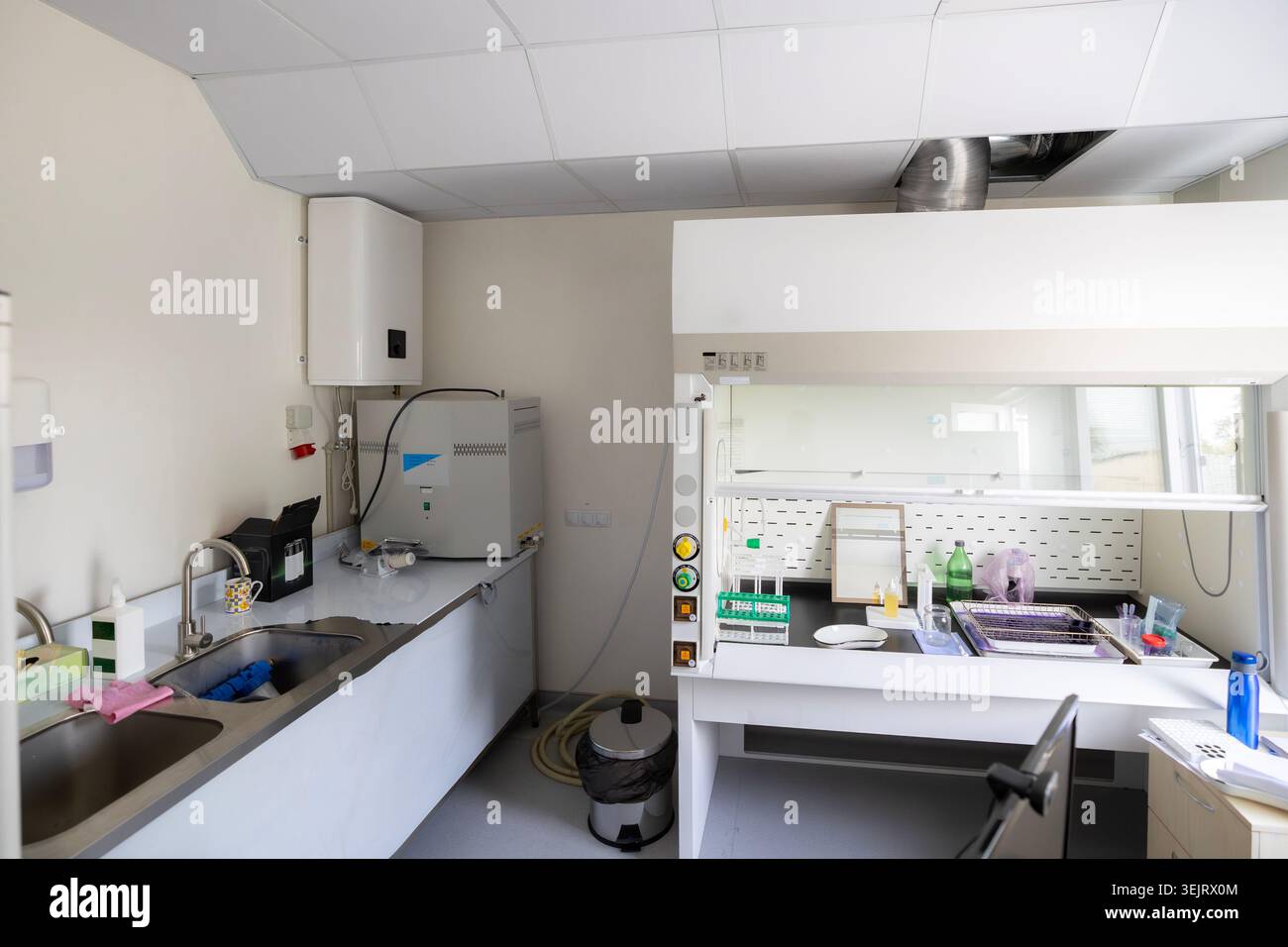 Innenraum eines wissenschaftlichen Arbeitslabors mit steriler Biosicherheitskammer mit Ausrüstung, Edelstahlspüle, technischen Instrumenten und Stockfoto