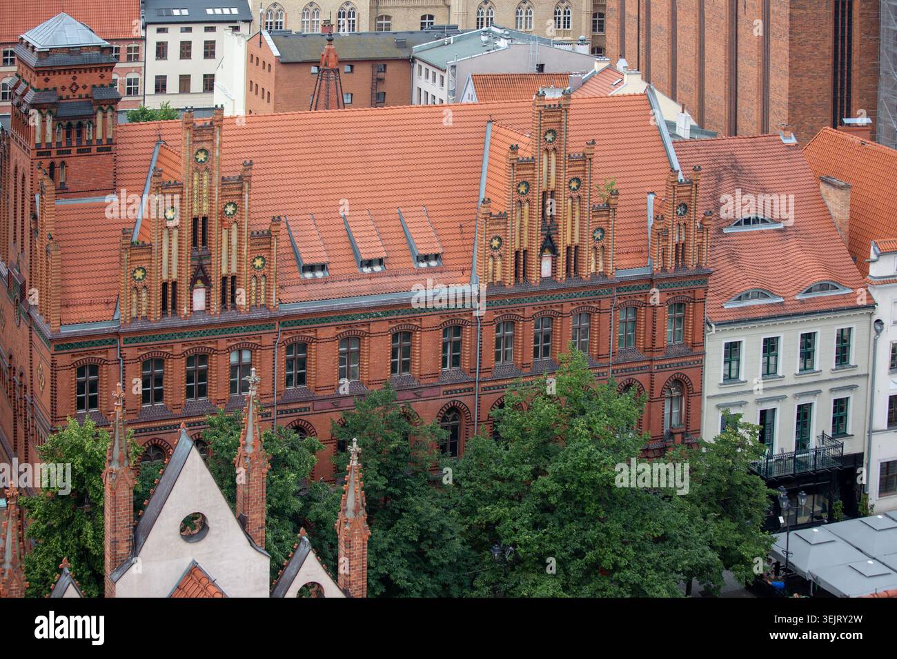 Torun, Polen - 27. Juni 2020: Luftaufnahme des neogotischen Hauptpostamtes aus dem 19. Jahrhundert auf dem Marktplatz der Altstadt ( Rynek Staromiejski) Stockfoto
