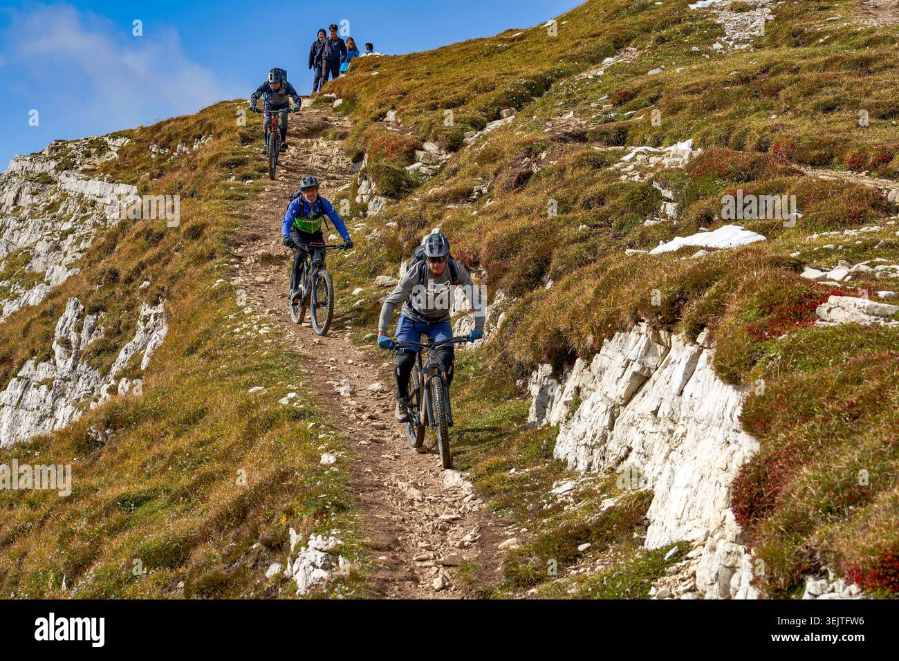 Radfahren auf den alpinen Wegen in den Dolomiten Stockfoto