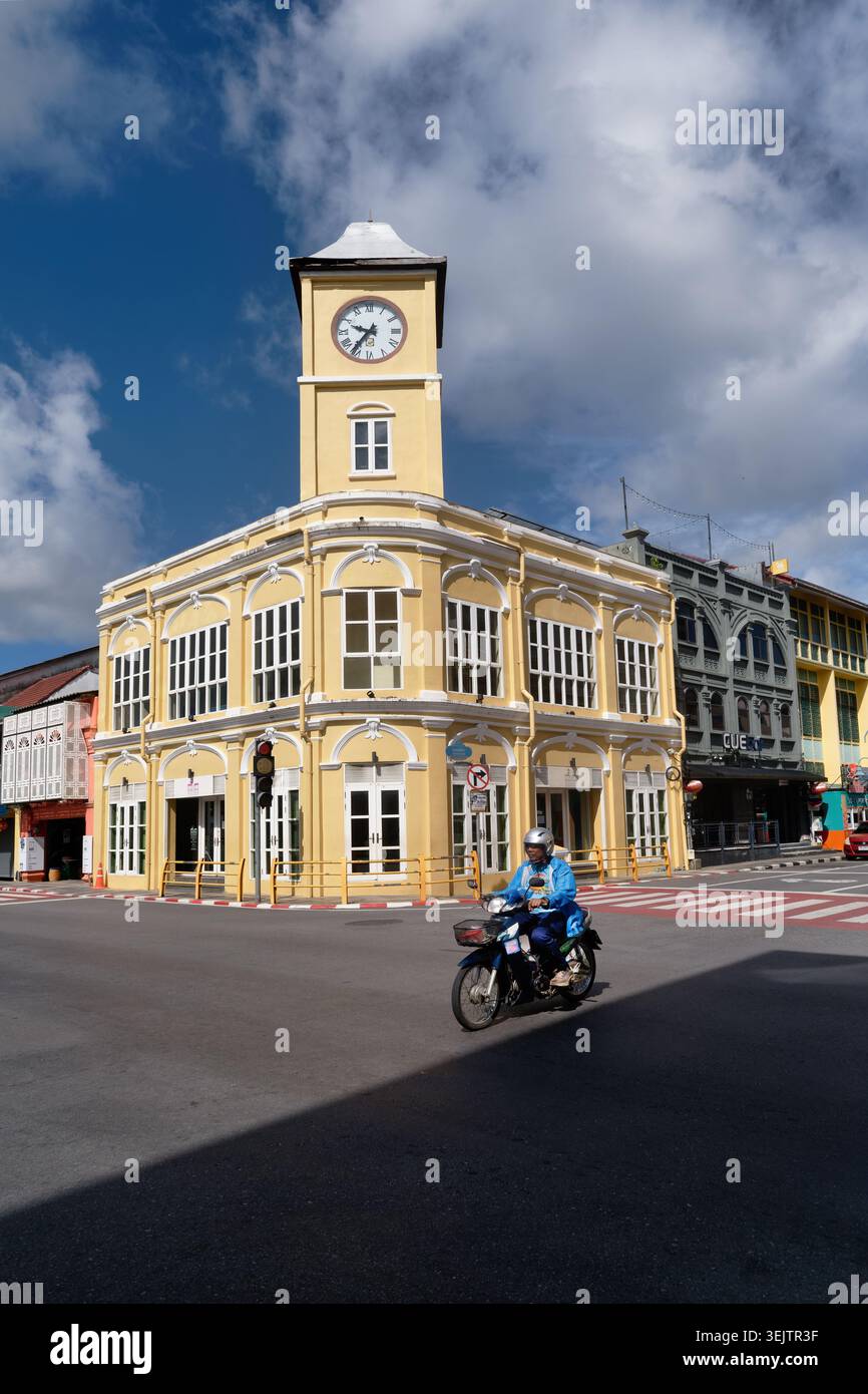 Das Wahrzeichen Phromthep Clocktower in der Altstadt von Phuket Town auf der Insel Phuket, Thailand, das berühmteste Gebäude der Stadt Stockfoto