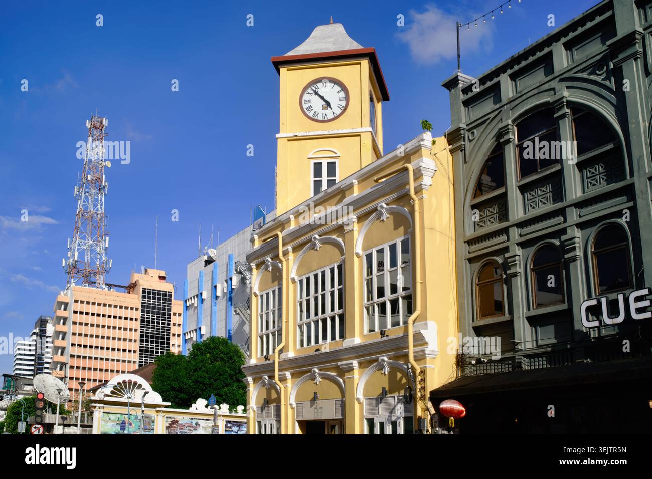 Das Wahrzeichen Phromthep Clocktower in der Altstadt von Phuket Town auf der Insel Phuket, Thailand, das berühmteste Gebäude der Stadt Stockfoto