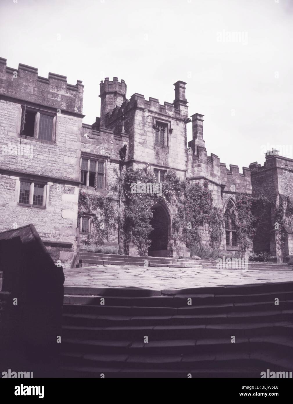 Haddon Hall, Peak District, 1955. Englisches Landhaus in der Nähe von Bakewell, Derbyshire. Die Ursprünge des Saals stammen aus dem 11. Jahrhundert, mit Ergänzungen in verschiedenen Stadien zwischen dem 13. Und 17. Jahrhundert. Stockfoto
