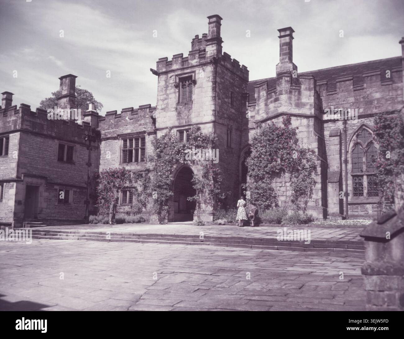 Haddon Hall, Peak District, 1955. Englisches Landhaus in der Nähe von Bakewell, Derbyshire. Die Ursprünge des Saals stammen aus dem 11. Jahrhundert, mit Ergänzungen in verschiedenen Stadien zwischen dem 13. Und 17. Jahrhundert. Stockfoto