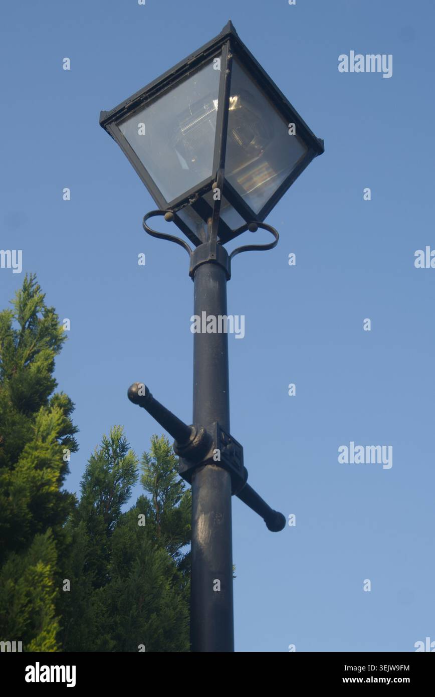 Schwarze Straßenlaterne Im Vintage-Stil Vor Klarem Blauem Himmel Stockfoto