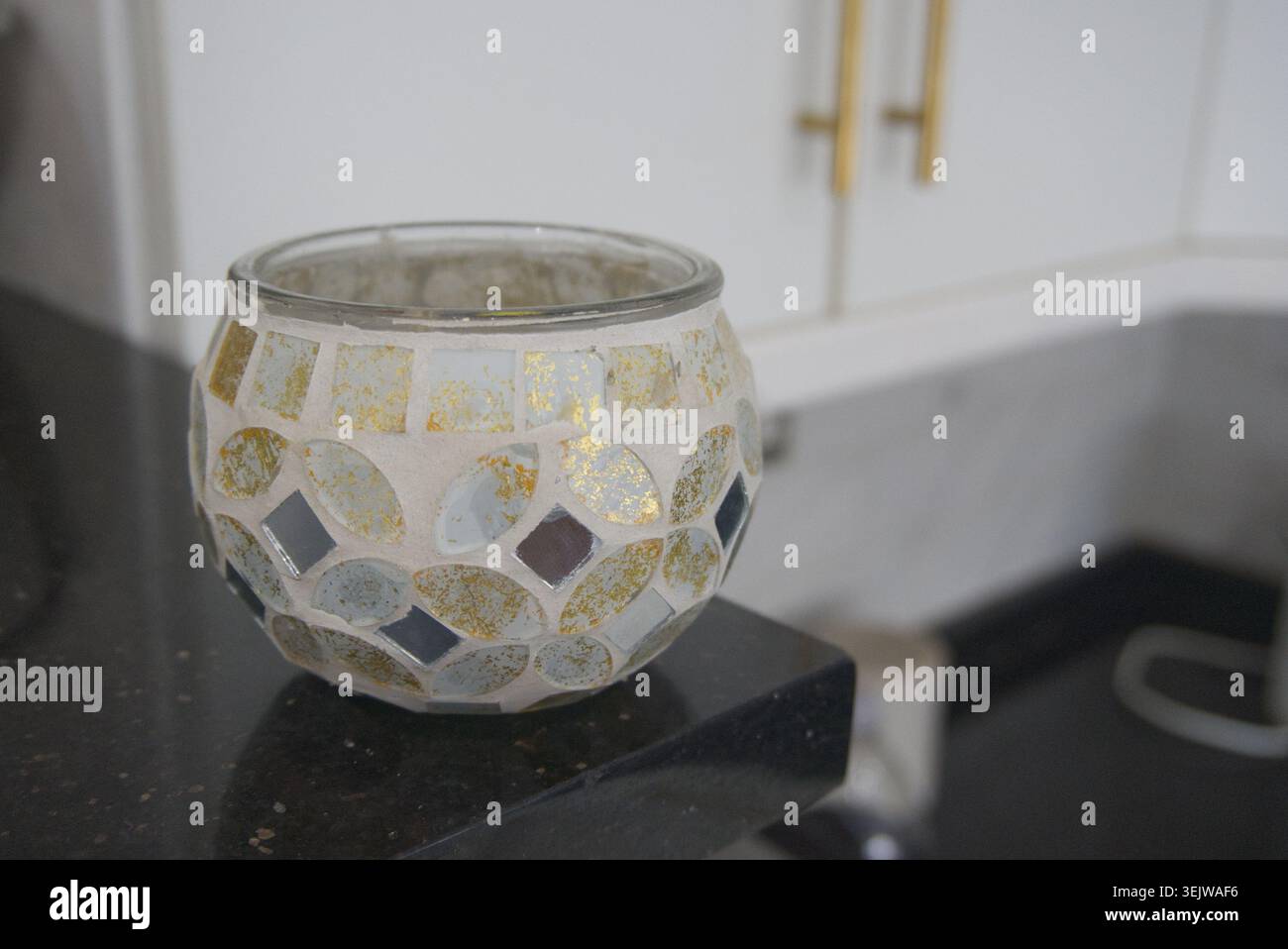 Kerzenhalter aus Mosaikglas, Schüssel am Küchentisch Stockfoto