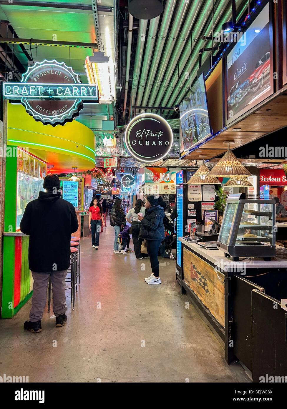 New York City, NY, USA, Crowd People, in der American Food Hall, Downtown Brooklyn, 'Dakalb Market Hall » Craft Beer, Neon Schilder Stockfoto