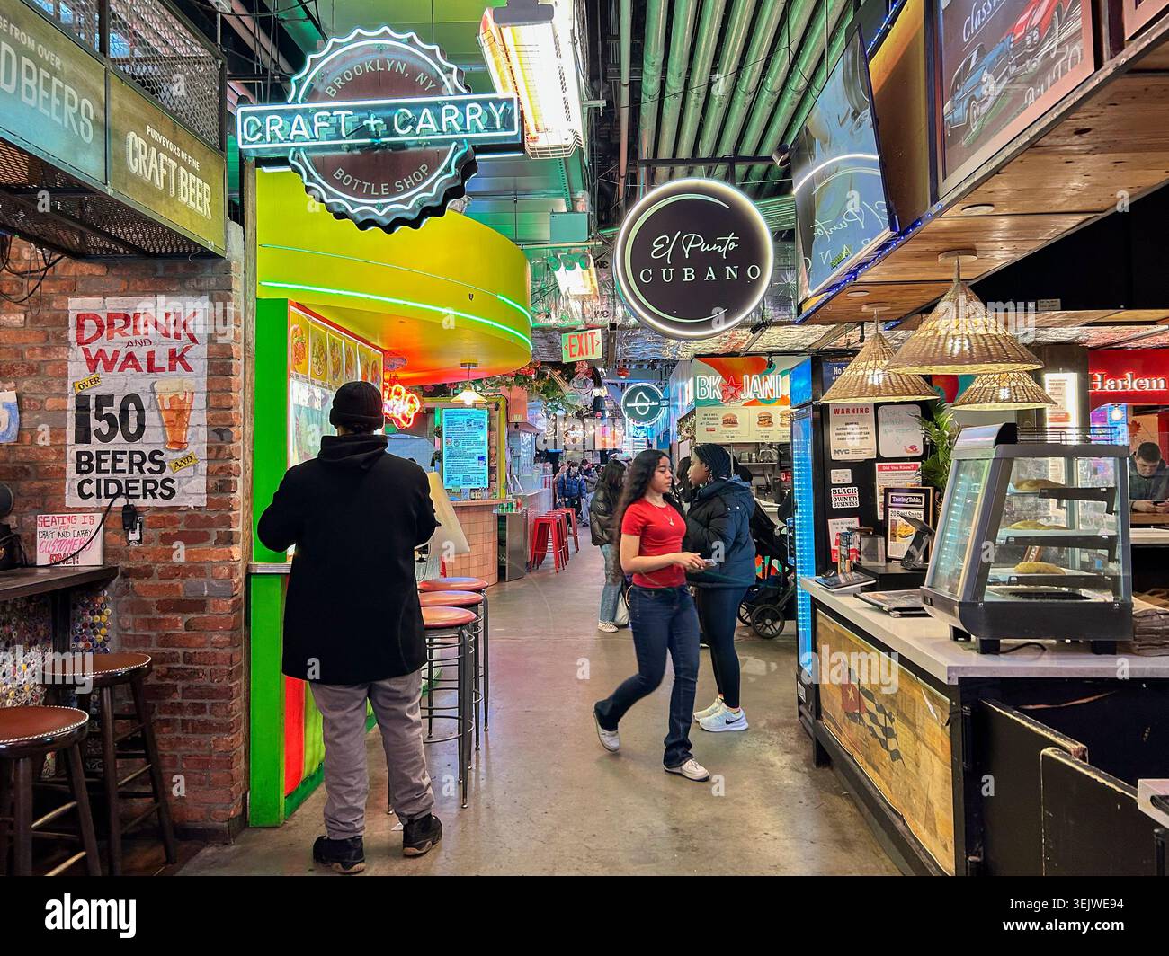 New York City, NY, USA, Crowd People, in der American Food Hall, Downtown Brooklyn, 'Dakalb Market Hall » Craft Beer, Neon Schilder Stockfoto
