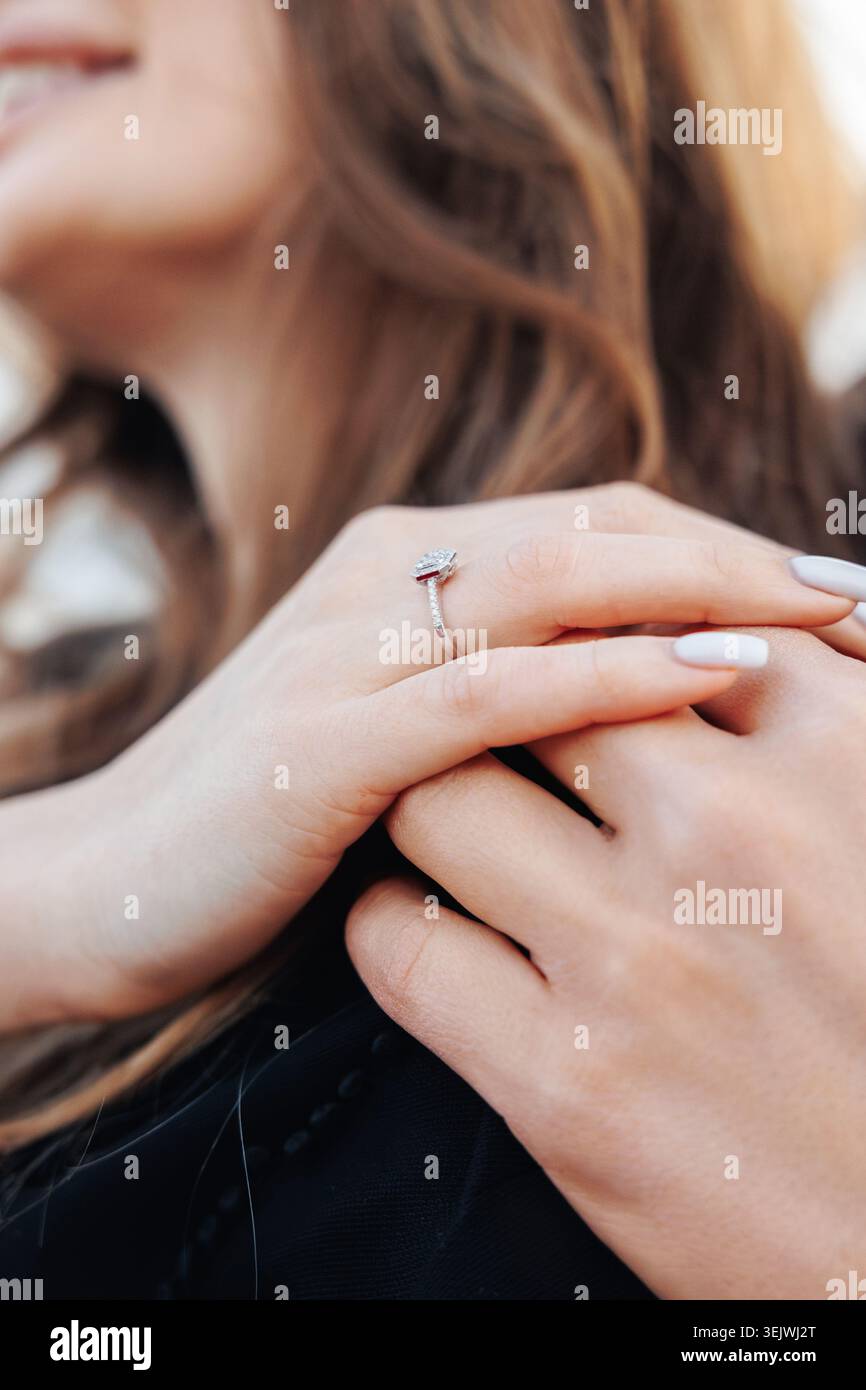 Sanfte Fokussierung auf die Hände einer Frau, eine mit einem einfachen Ring verziert Stockfoto