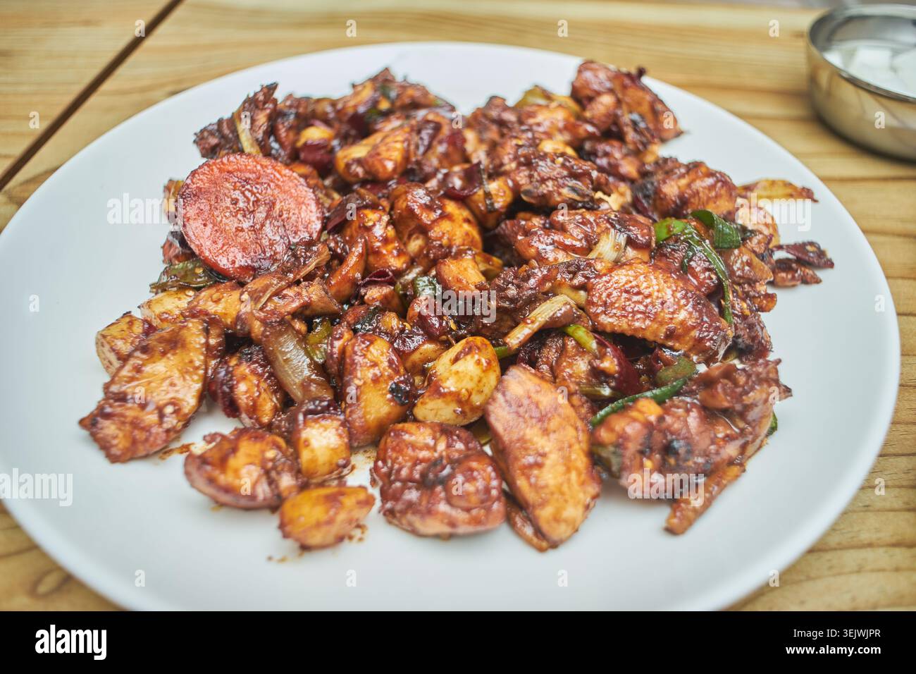 Andong jorim dak ist ein koreanisches, geschmortes Hühnchengericht mit dunkler Soja- und Chili-Glasur. Serviert mit Reis und Beilagen, liefert er süße und herzhafte Aromen. Stockfoto