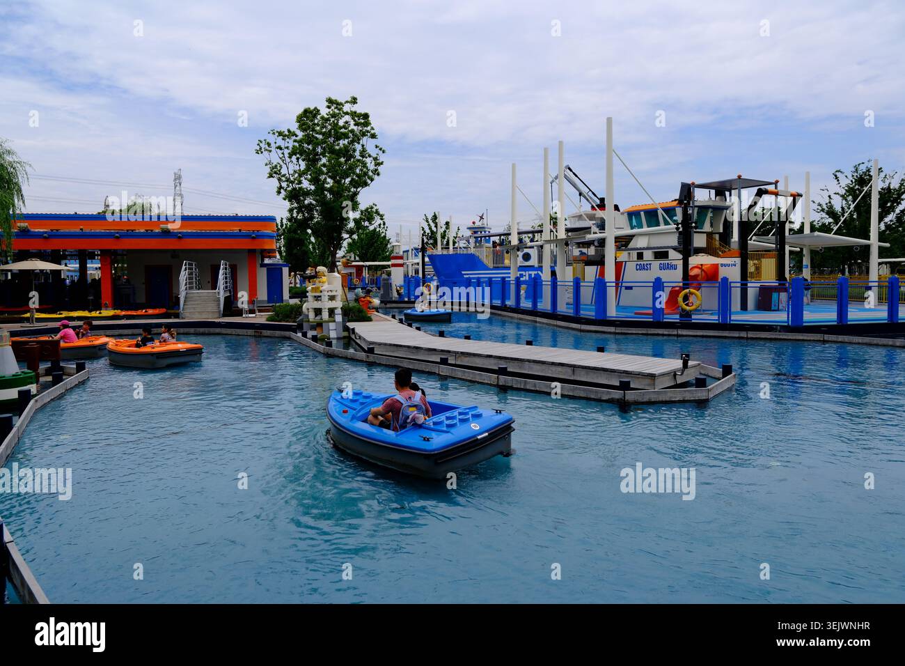 Shanghai, China-30. Mai 2026: Besucher, die kleine Elektroboote im Wasserpark von Legoland Shanghai fahren Stockfoto