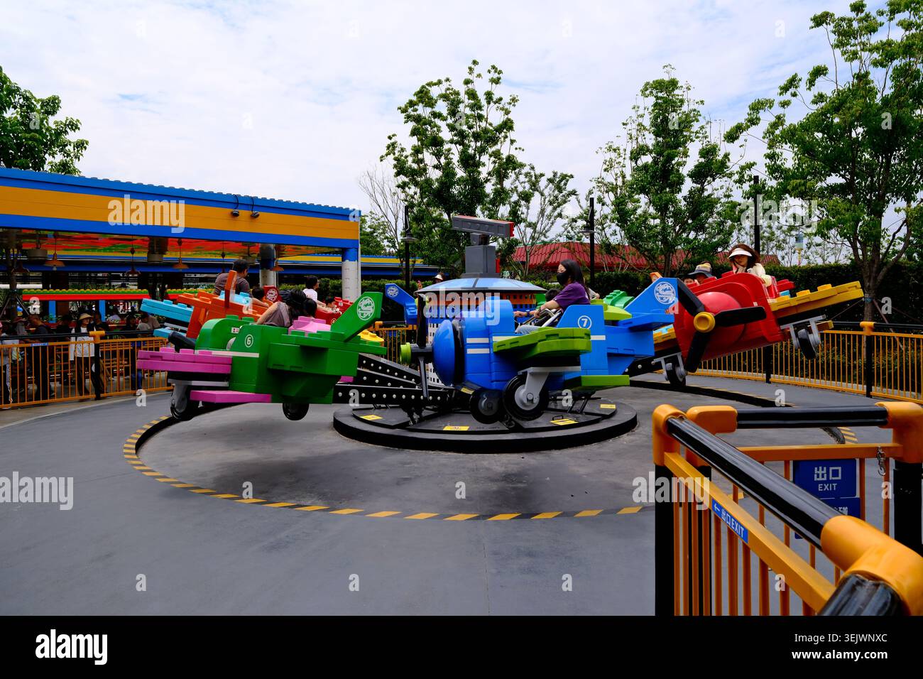 Shanghai, China-30. Mai 2026: Spinning-Vergnügungsfahrt in Legoland mit Besuchern Stockfoto