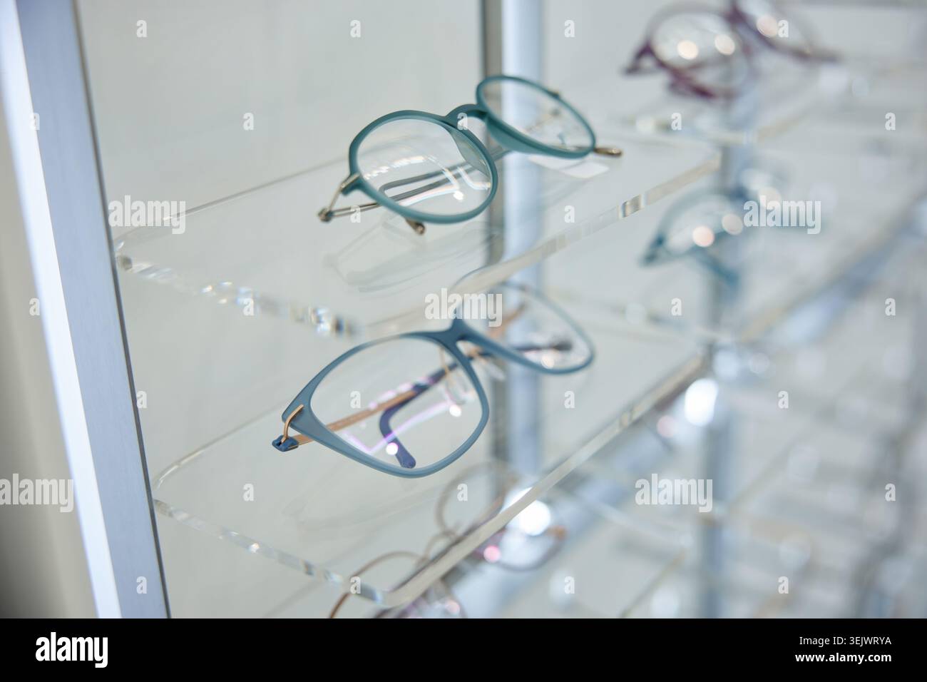 Moderne Brillenvitrine mit sanfter Beleuchtung Stockfoto