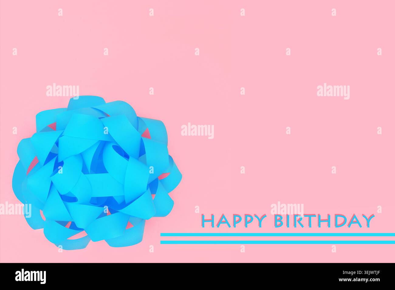 Happy Birthday blaue Schleifendekoration für Grußkarte, Geschenkanhänger, auf rosa Hintergrund. Feierliches Konzept mit kurzen Phrasen. Stockfoto