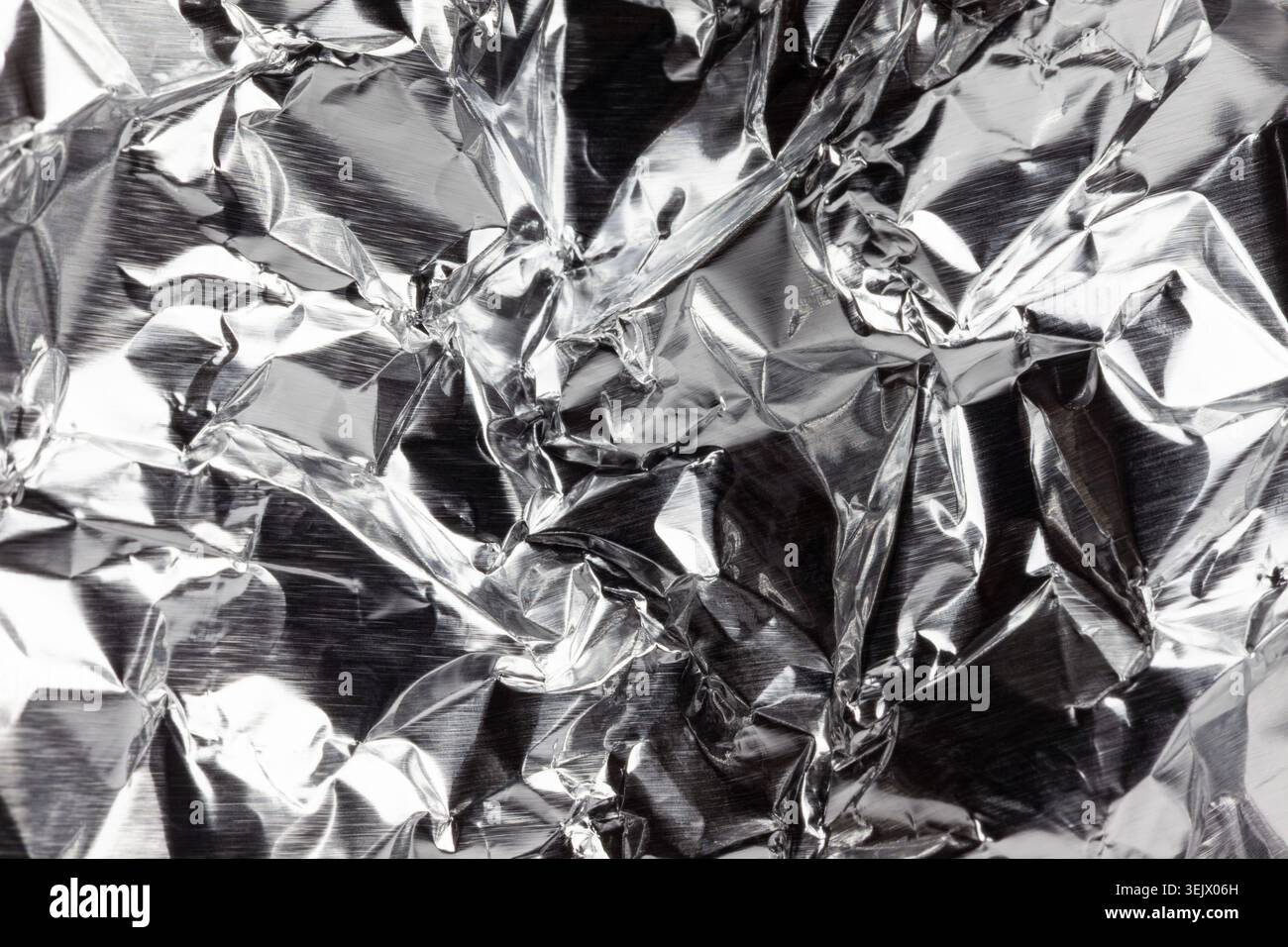 Makrohintergrund aus zerdrückter Aluminiumfolie Stockfoto