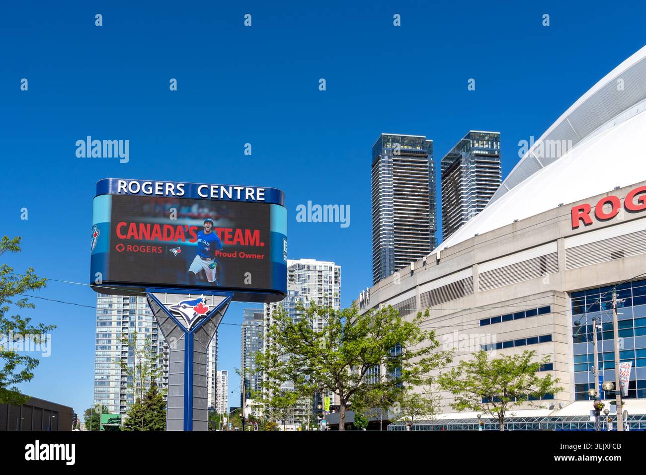Außenansicht des Rogers Centre, eines Mehrzweckstadions mit einziehbarem Dach in der Innenstadt von Toronto, Kanada. Stockfoto