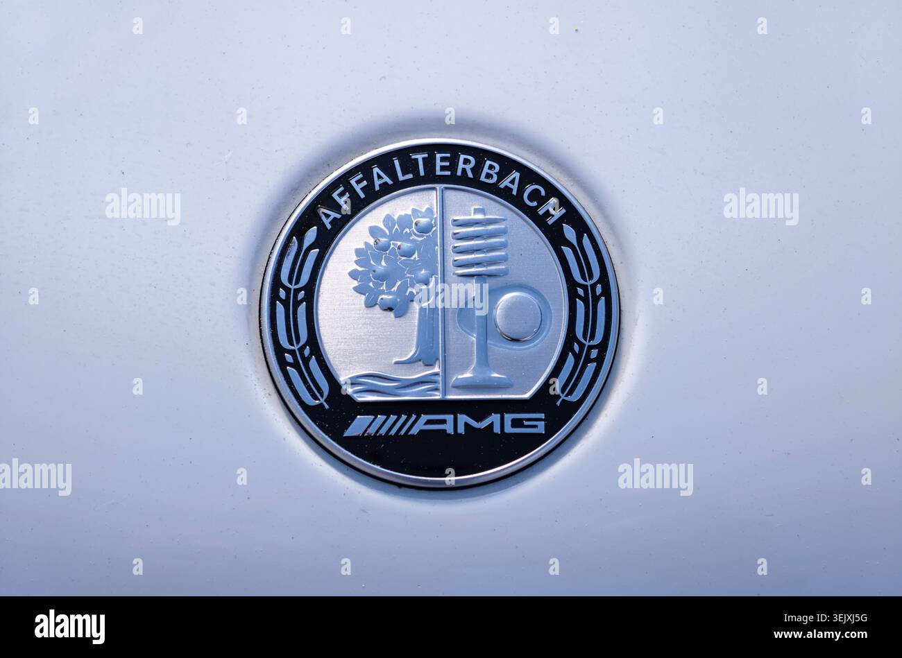 Prag, Tschechische Republik - 30. Mai 2026: Nahaufnahme des Mercedes-AMG Affalterbach Emblems am Fahrzeug mit polierten Metallic-Details. Stockfoto