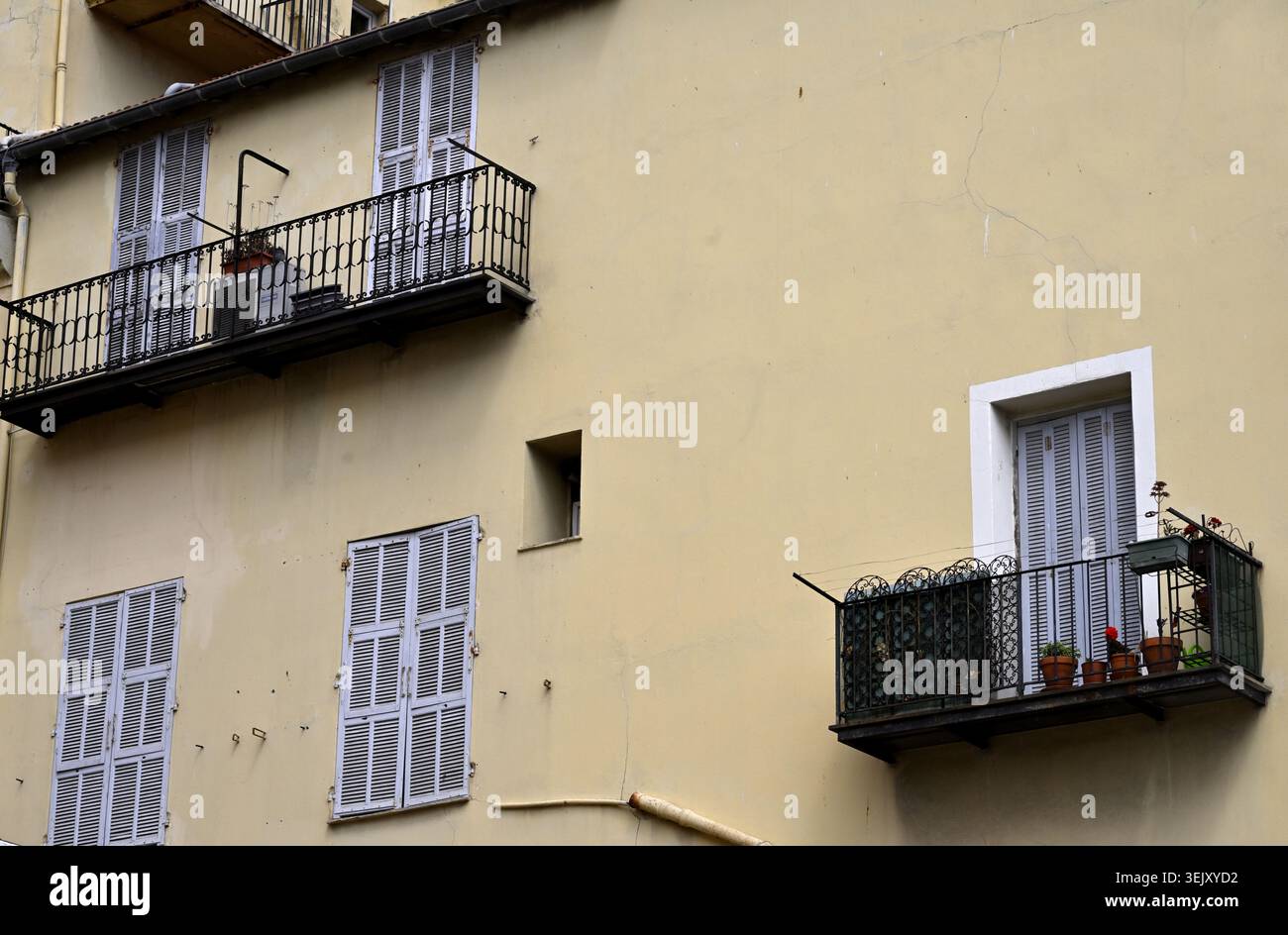 Balkone und Fenster geschlossen mit Fensterläden an der Ebenen Wand des Gebäudes Stockfoto
