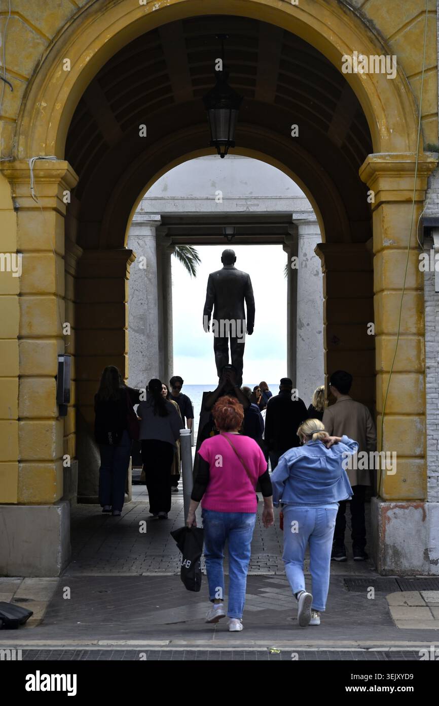 Menschen, die durch den Bogen gehen, mit der Silhouette der Statue von Jacques Chirac, eingerahmt im Bogen, Altstadt von Nizza Frankreich Stockfoto