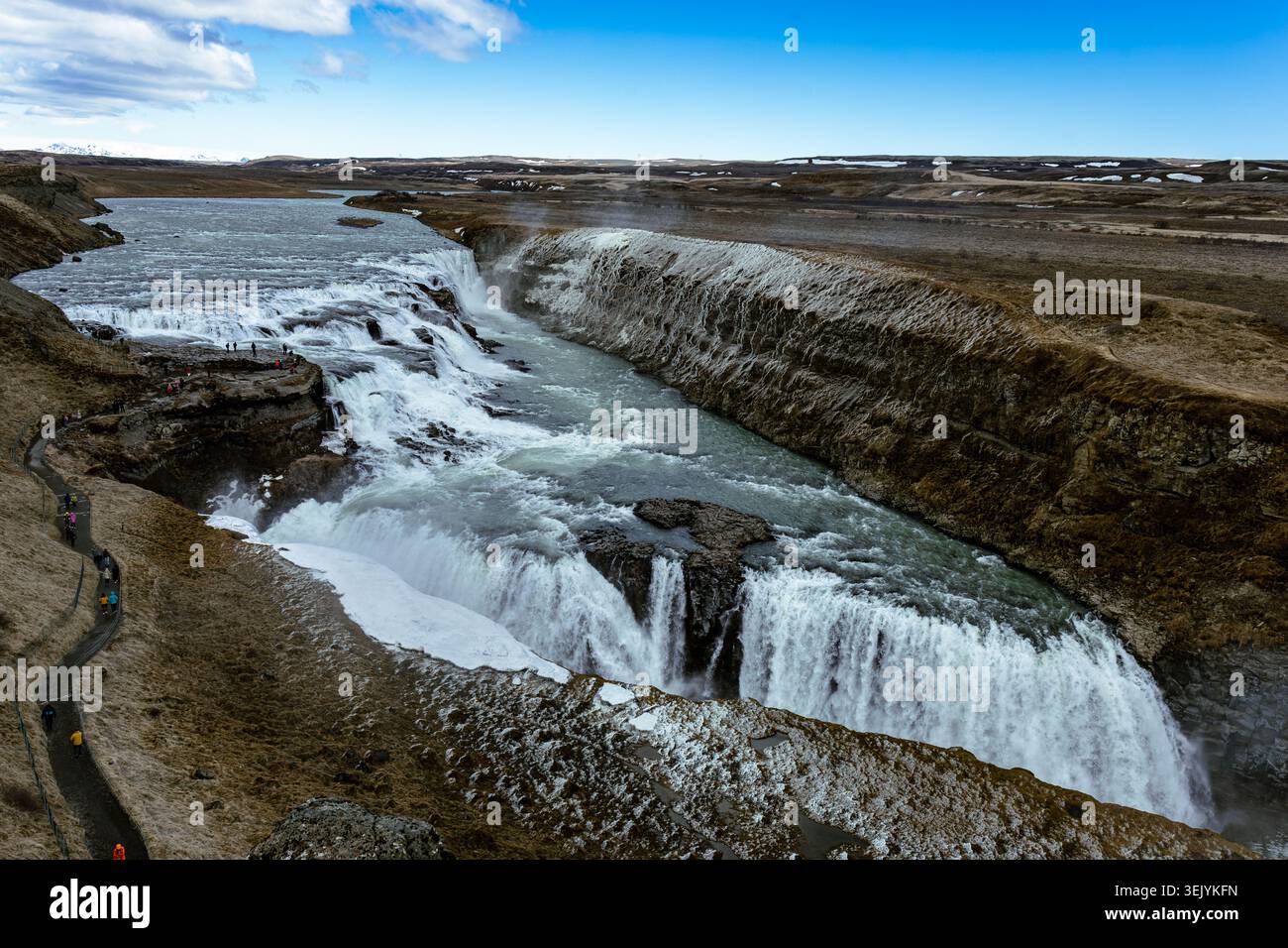 Dramatischer istischer Wasserfall, der durch den zerklüfteten Canyon unter der ausgedehnten nördlichen Landschaft stürzt Stockfoto