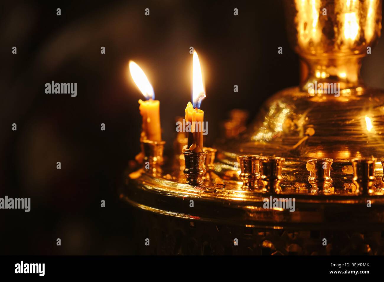 Brennende Gedenkkerzen in der Kirchennaht. Erinnerung Hintergrund symbolisiert Glauben Gebet Respekt und Ehren geliebter Menschen. Stockfoto