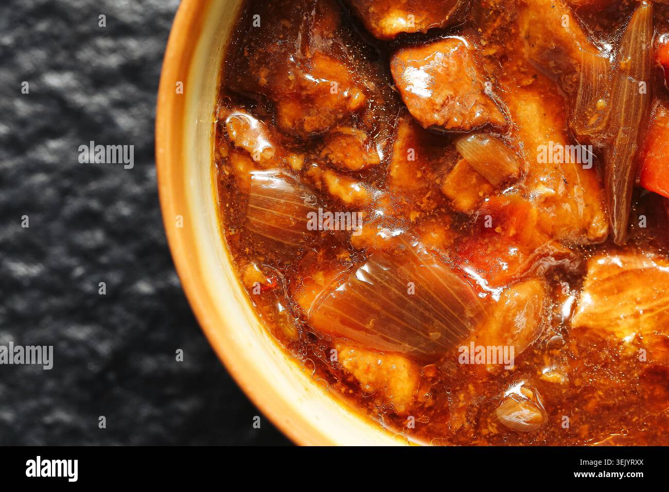 Traditioneller Rindereintopf mit Gemüse, heiß serviert. Hausgemachtes Comfort Food Hintergrund für Familienessen und herzhafte hausgemachte Mahlzeiten. Stockfoto