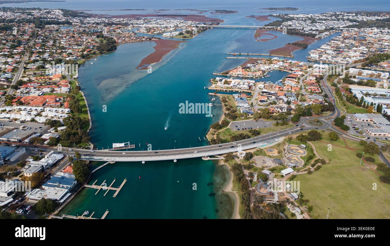 Dieses atemberaubende Luftbild fängt den atemberaubenden Blick auf eine Küstenstadt mit einem gewundenen Fluss, Wohngebieten und einem Yachthafen ein. Die Stockfoto