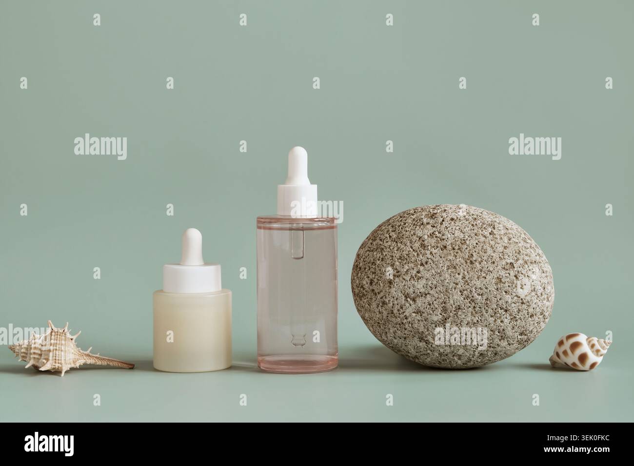 Hautpflegeprodukte für natürliche Schönheit und Wellness, mit Muscheln und Kieseln Stockfoto