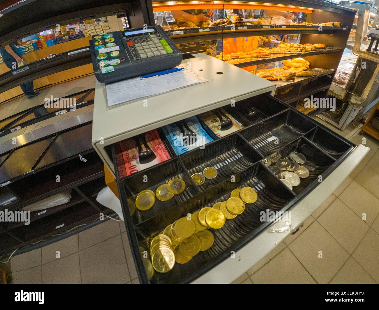 An der Kasse in der Bäckerei Stockfoto