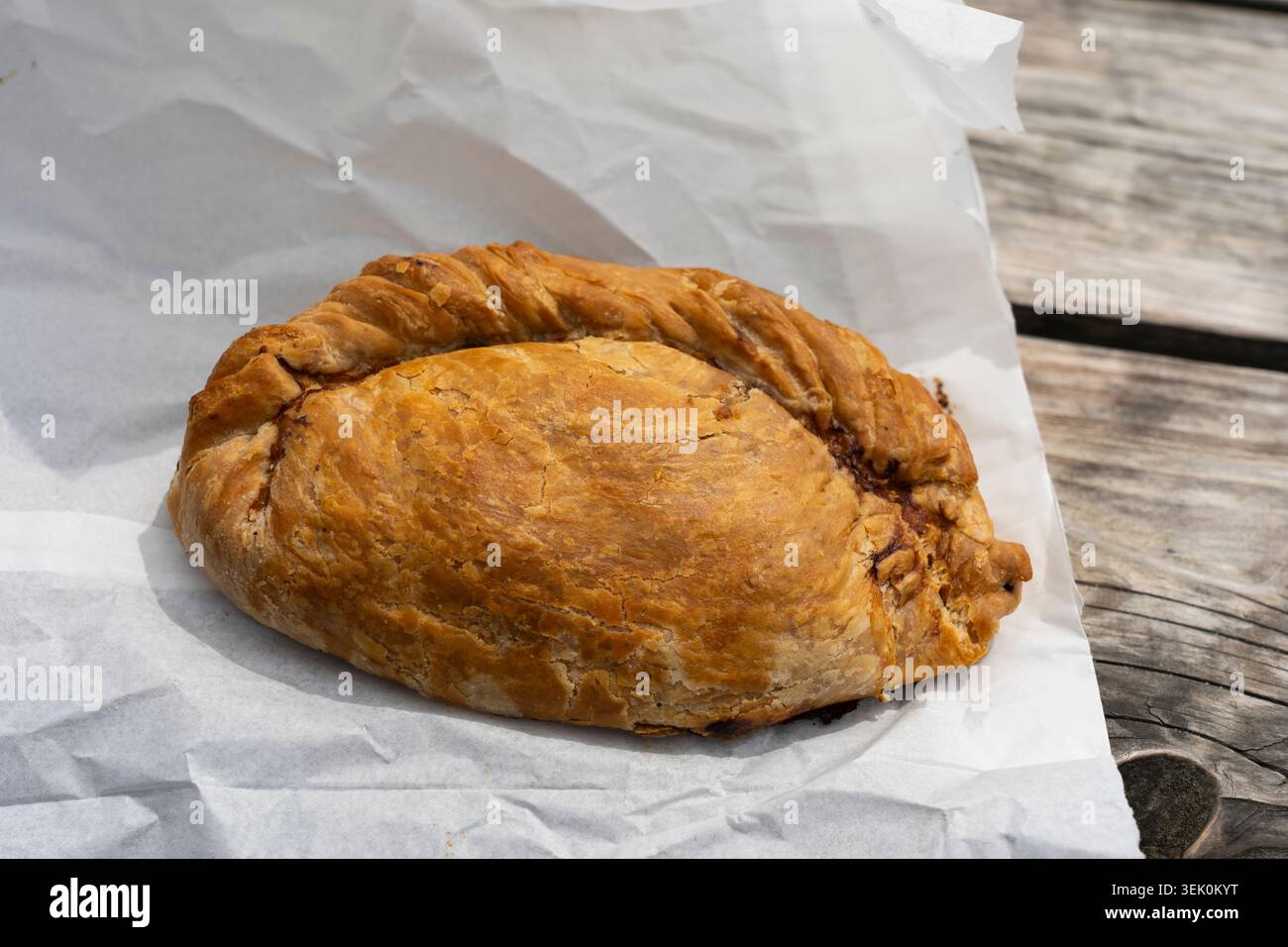 Traditionelles cornish-Pasti, ein gebackenes Gebäck mit Rindfleisch-, Kartoffel-, Schweiß- und Zwiebelwürfeln mit amtlicher geschützter geografischer Angabe (g.g.A.) Stockfoto