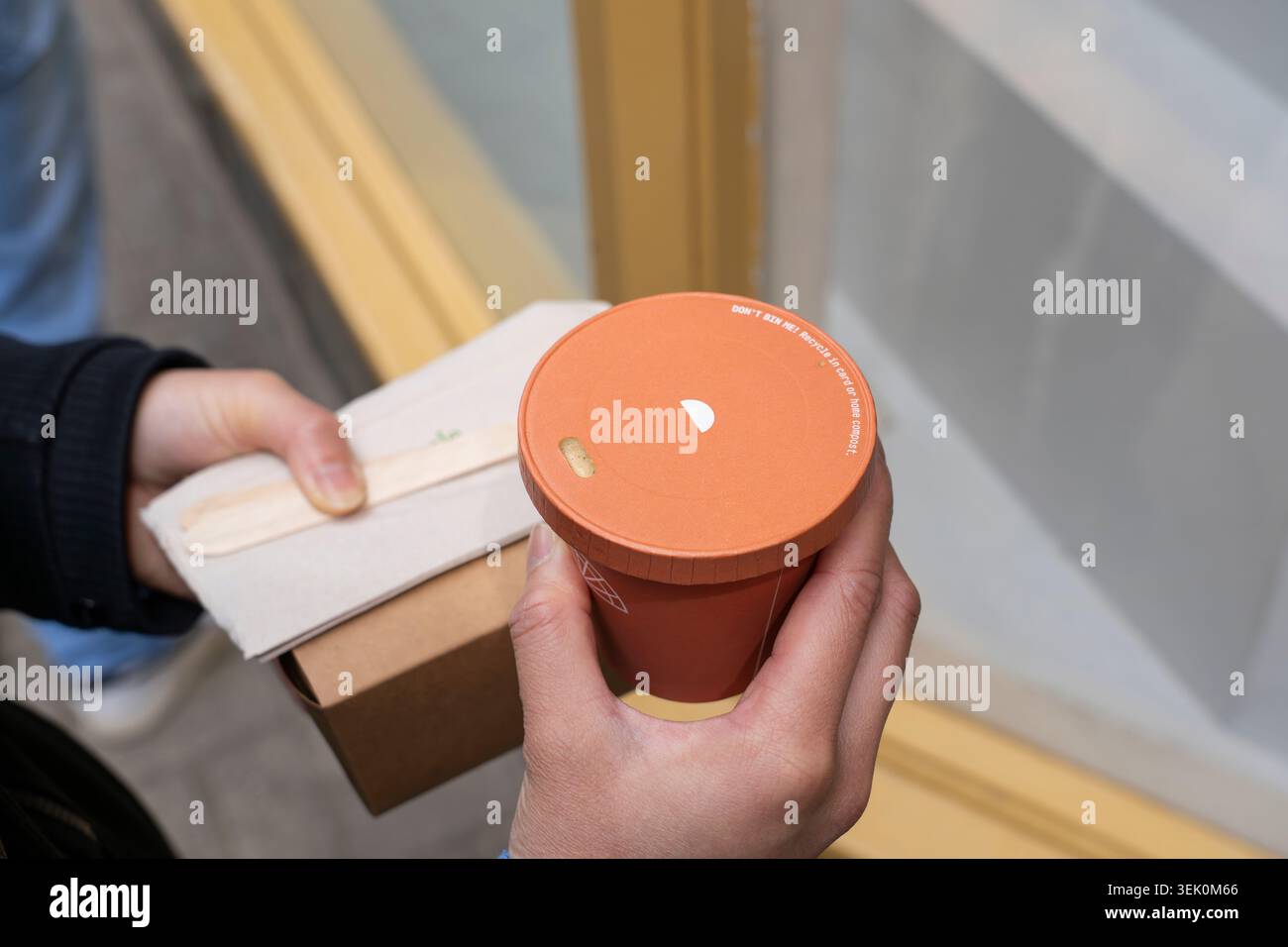 Neue Kaffeedeckel zum Mitnehmen in Großbritannien sind Teil eines industriellen Wandels hin zu umweltfreundlichen, kunststofffreien Alternativen, die durch Einweg-Plastikverbote ausgelöst werden Stockfoto