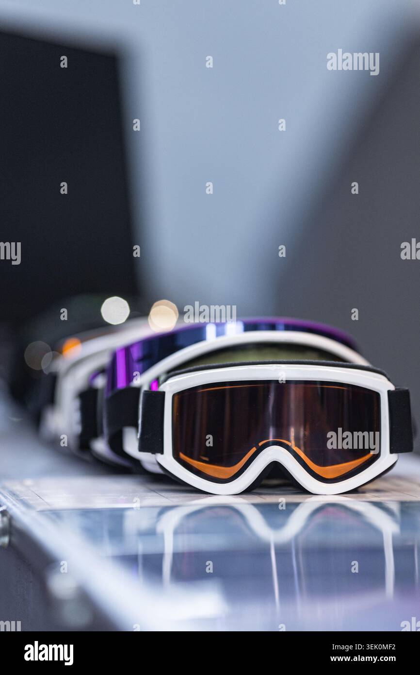 Moderne Ski- und Snowboardbrille mit bunten Spiegelgläsern Stockfoto