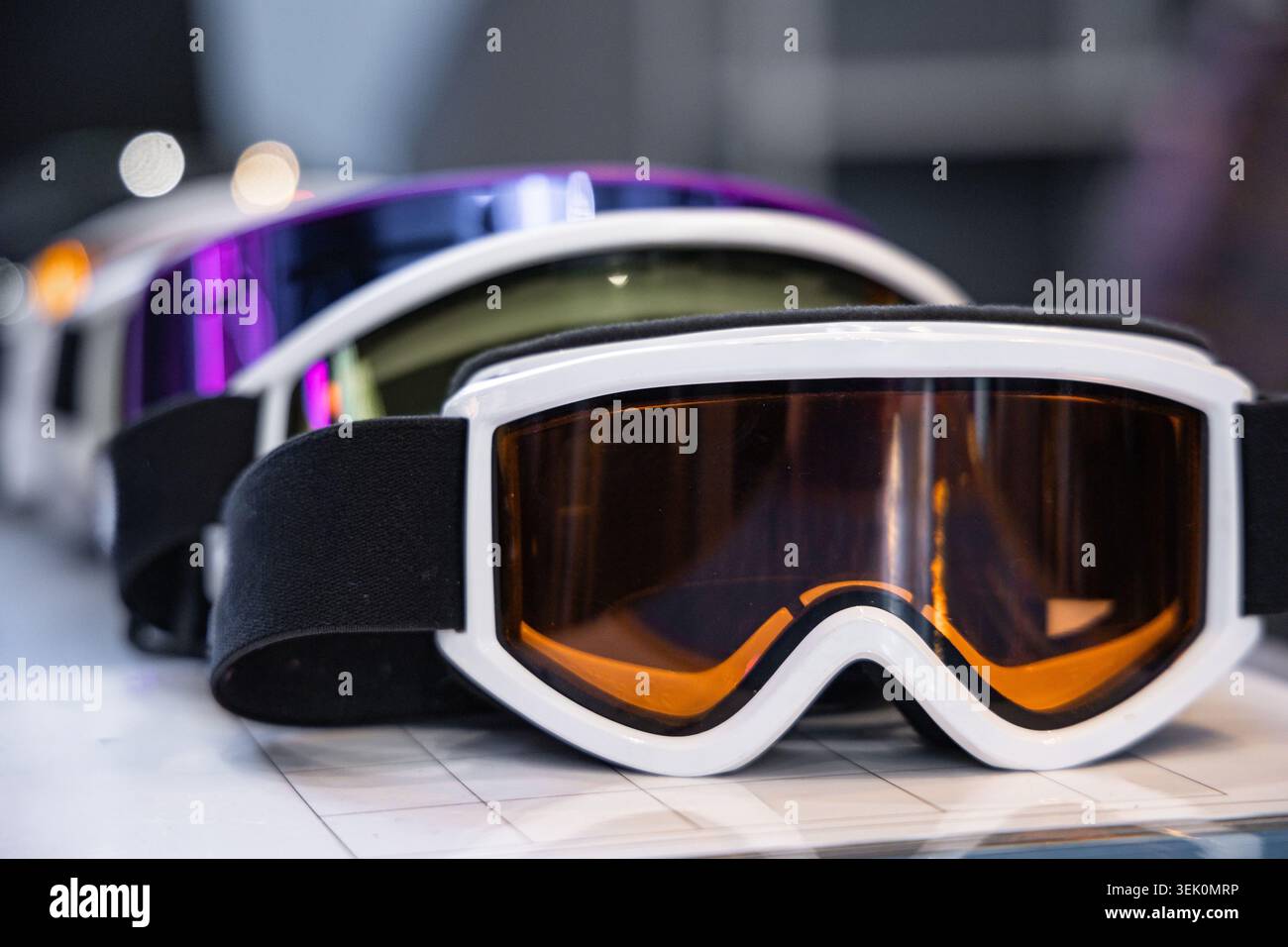 Nahaufnahme einer modernen Skibrille mit Spiegelglas für Wintersport Stockfoto