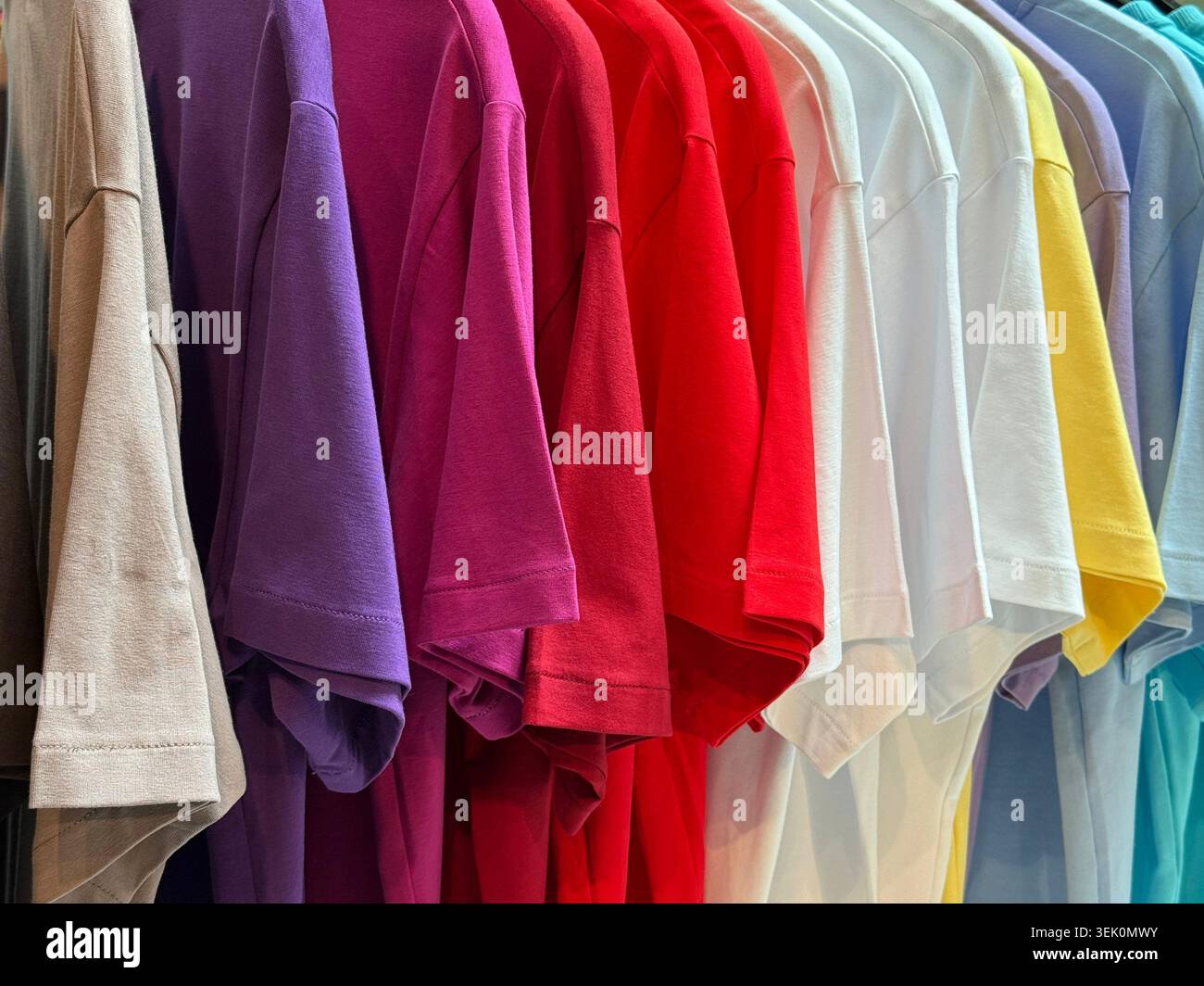 mehrfarbige Basic-Baumwoll-T-Shirts Tee Stockfoto