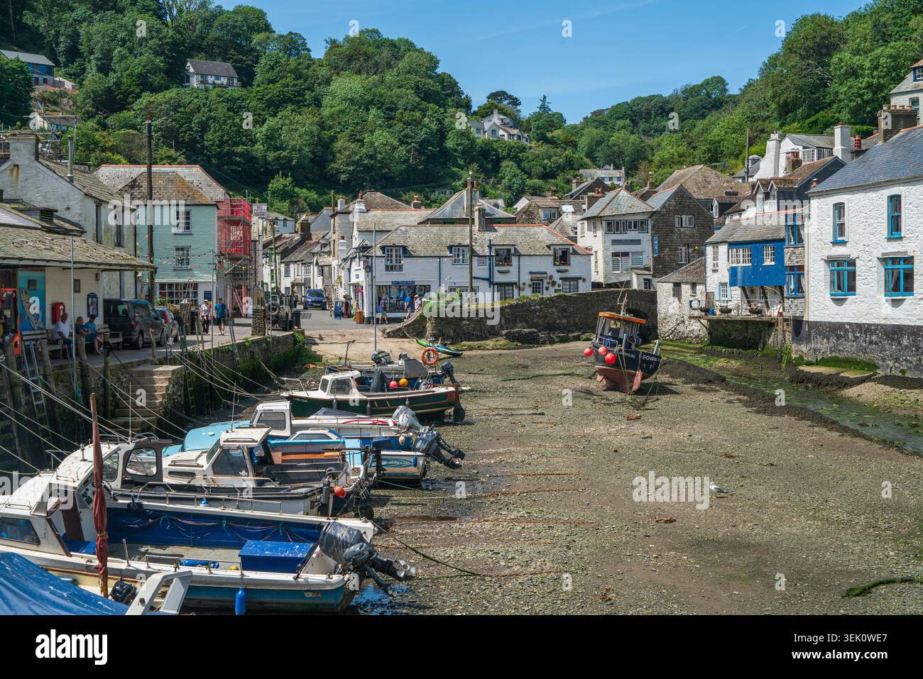 Ebbe am Polperro Harbour mit geerdeten Fischerbooten und Village Cottages, Cornwall, Großbritannien Stockfoto