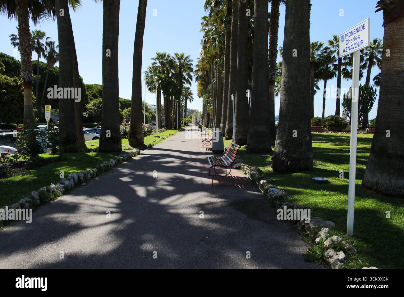 Promenade Charles Aznavour, französischer Singer-Songwriter, wurde 2022 auf der Croisette in Cannes eröffnet. Stockfoto