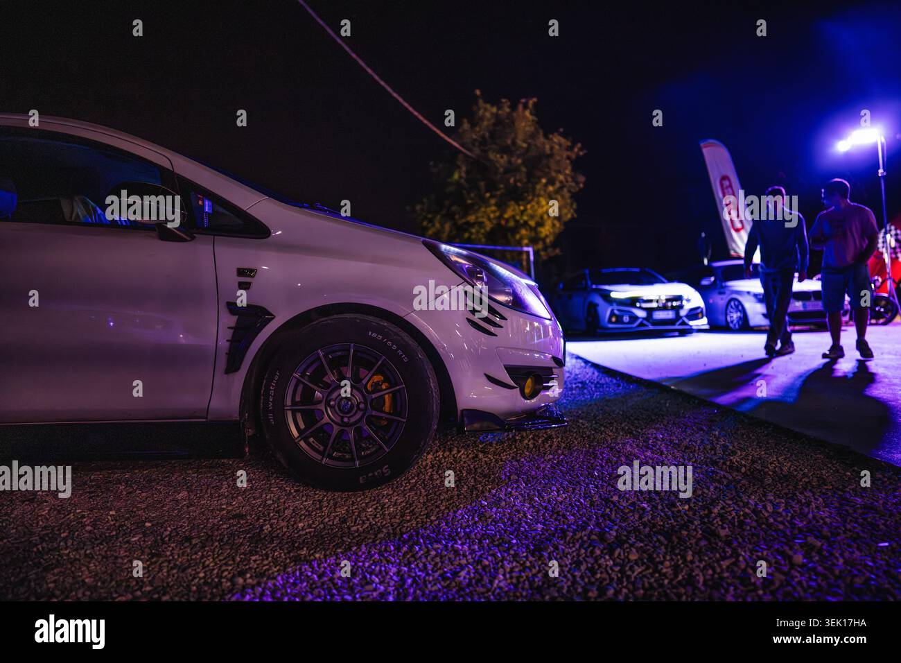 Rom, italien 29. Mai 2026: Nachtwagen treffen sich mit Tuner-Autos und Freunden unter neonvioletten Lichtern, um kundenspezifische Teile und urbane Straßenkultur zu präsentieren Stockfoto