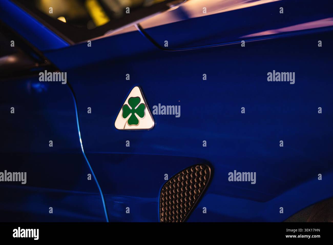 Rom, italien 29. Mai 2026: Alfa romeo quadrifoglio-Emblem auf glänzend blauem Kotflügel, Nahaufnahme symbolisiert italienischen Luxus, Hochleistung und Rennsport Stockfoto