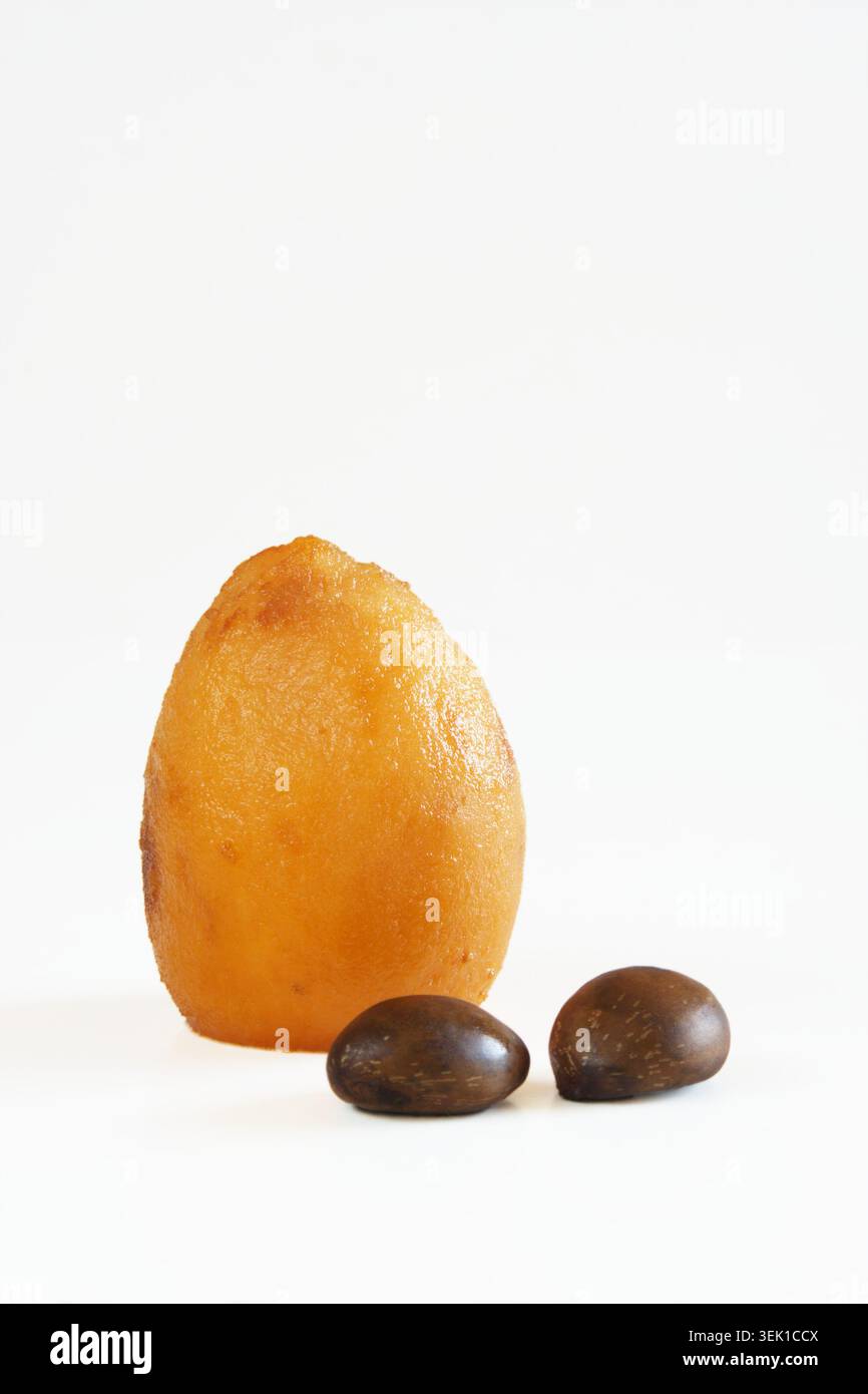 Ein Mischling, geschält und verzehrfertig, zusammen mit seinen zwei Samen. Stockfoto