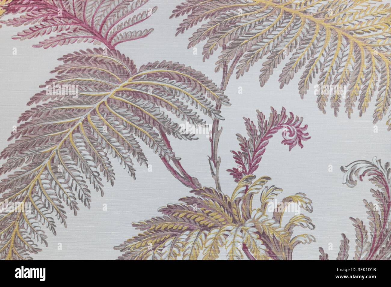 Elegantes botanisches Farnmuster auf strukturiertem grauem Stoffgewebe Stockfoto