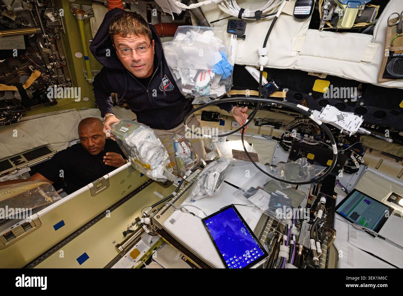 AN BORD der Orion - 07. April 2026 - die NASA-Astronauten Reid Wiseman und Victor Glover werden während der Artemis-II-Mission, die die Besatzung auf eine fast zehntägige Mission rund um den Mond brachte, bei der Arbeit im Orion-Raumschiff beobachtet - Foto: Geopix/NASA Stockfoto