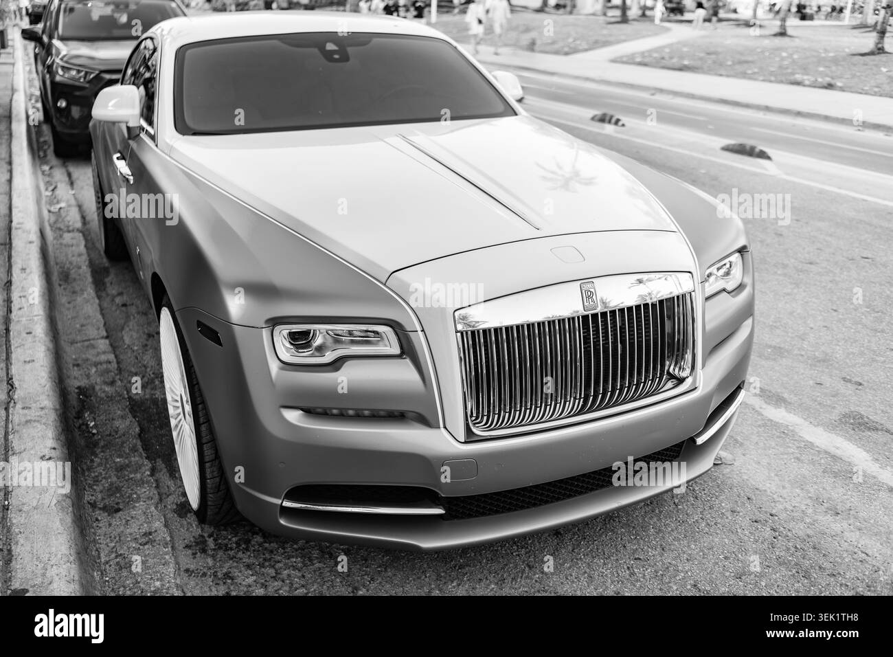 Miami, Florida, USA - 08. April 2025: Royce Wraith Luxus-Grand-Tourer-Car. Grand Tourer Rolls Royce Wraith. Auto Rolls Royce Wraith parkt Stockfoto