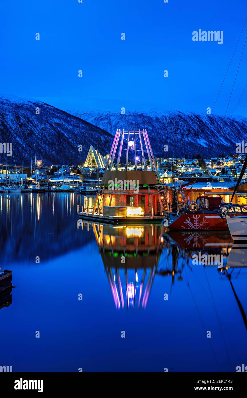 Sauna in der Tromso Marina zur blauen Stunde, vertikal mit Kopierraum Stockfoto