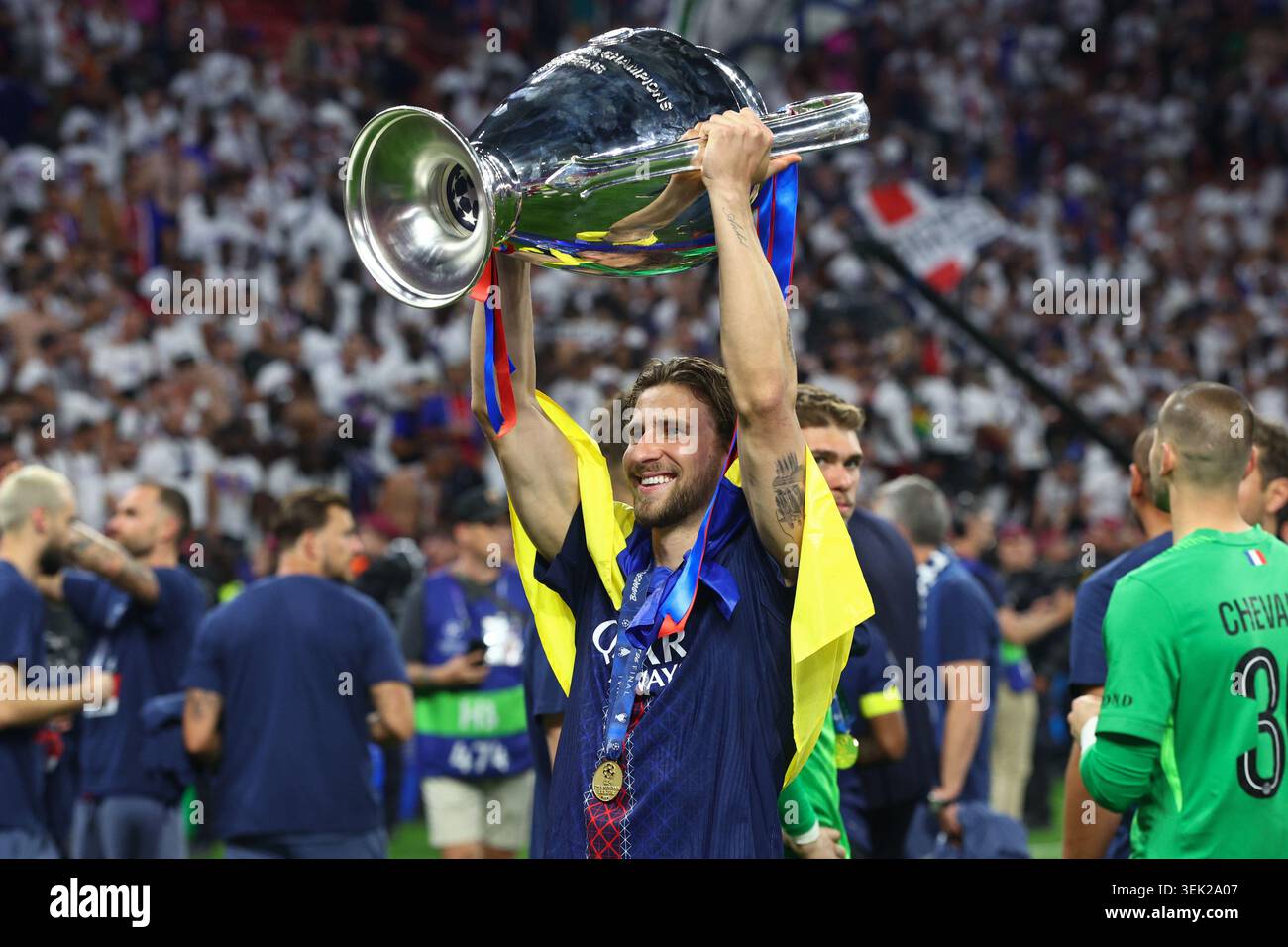 BUDAPEST, UNGARN - 30. Mai 2026: Illia Zabarnyi von PSG feiert mit der Trophäe nach dem UEFA Champions League-Finale zwischen Paris Saint-Germain und Arsenal FC in der Puskas Arena (Foto: Craig Mercer/ Alamy Live News) Stockfoto