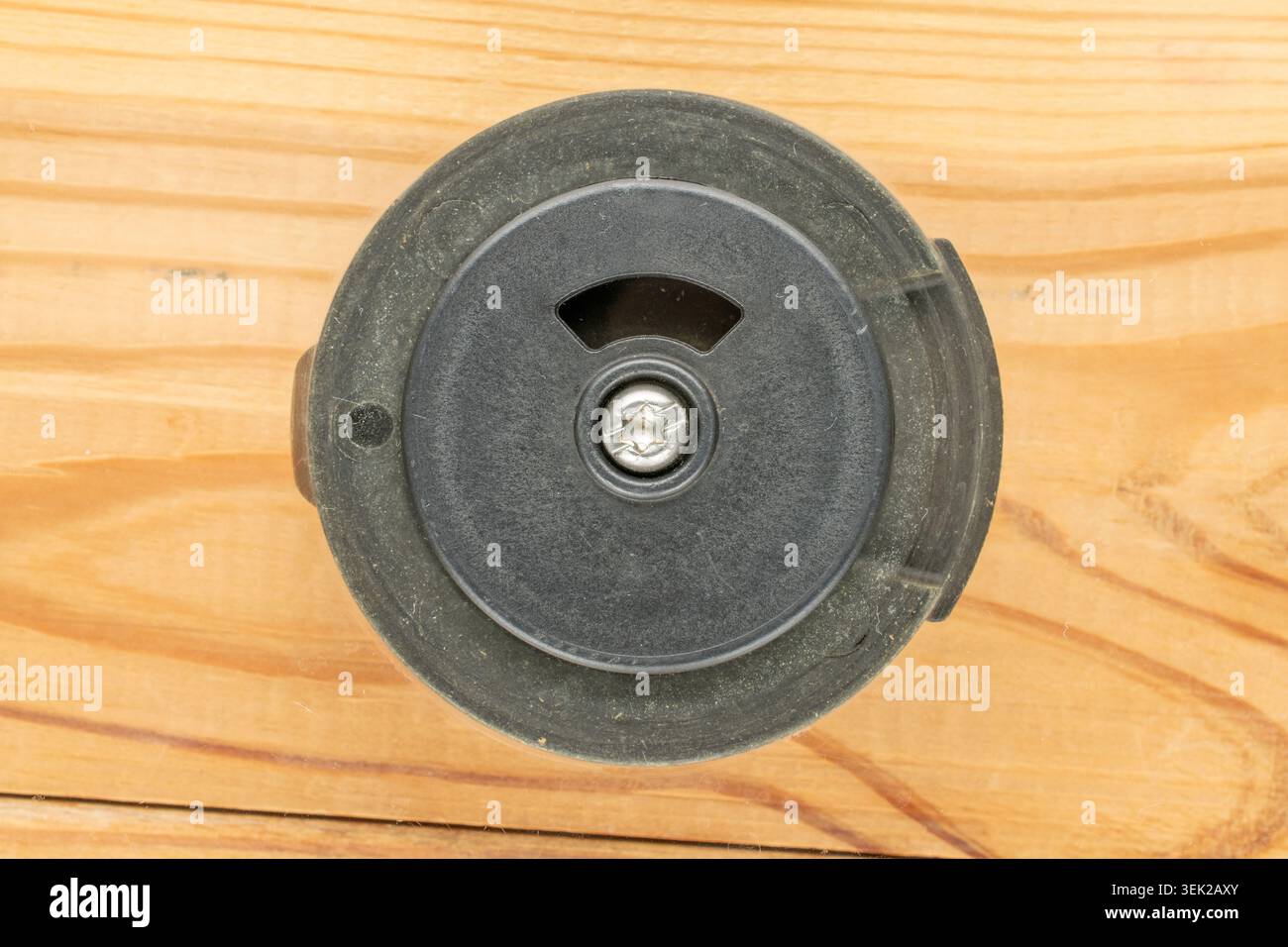 Metall-Kunststoff-Textur des Griffs vom Pfannendeckel, Detail, Makro. Stockfoto