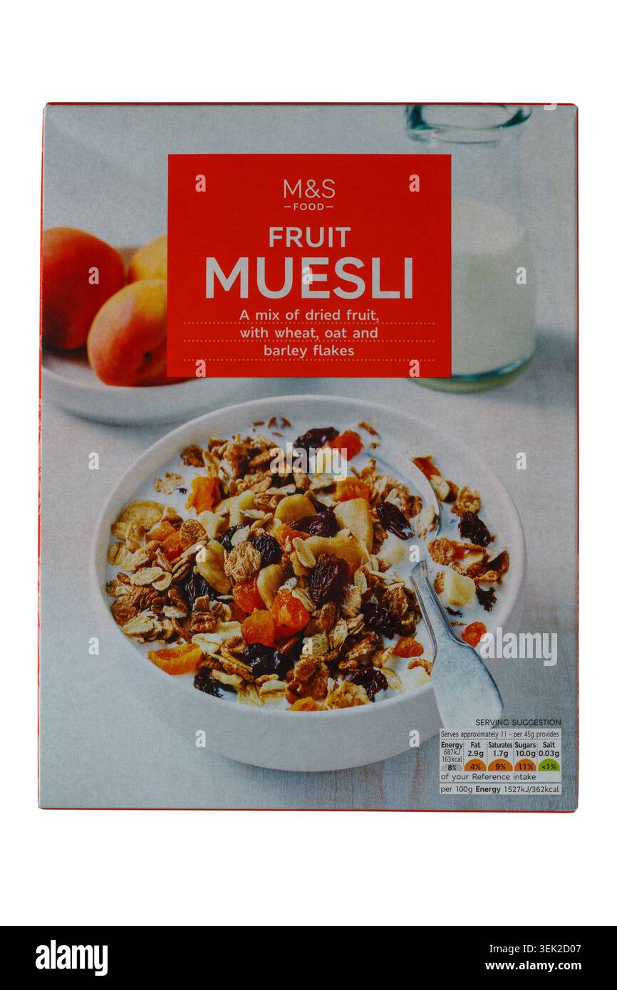 Schachtel mit Fruchtmuesli eine Mischung aus getrockneten Früchten, mit Weizen-, Hafer- und Gerstenflocken von M&S isoliert auf weißem Hintergrund Stockfoto