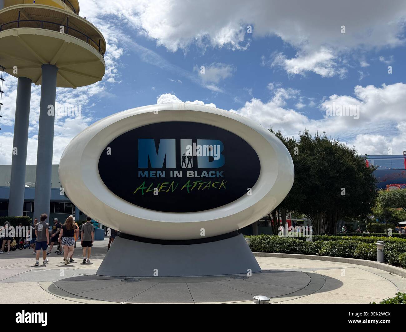 Bildunterschrift (144 Zeichen) ORLANDO, FL - 31. Mai 2026: Touristen gehen am letzten Tag vor der Schließung am Schild „Men in Black Ride“ vorbei Stockfoto