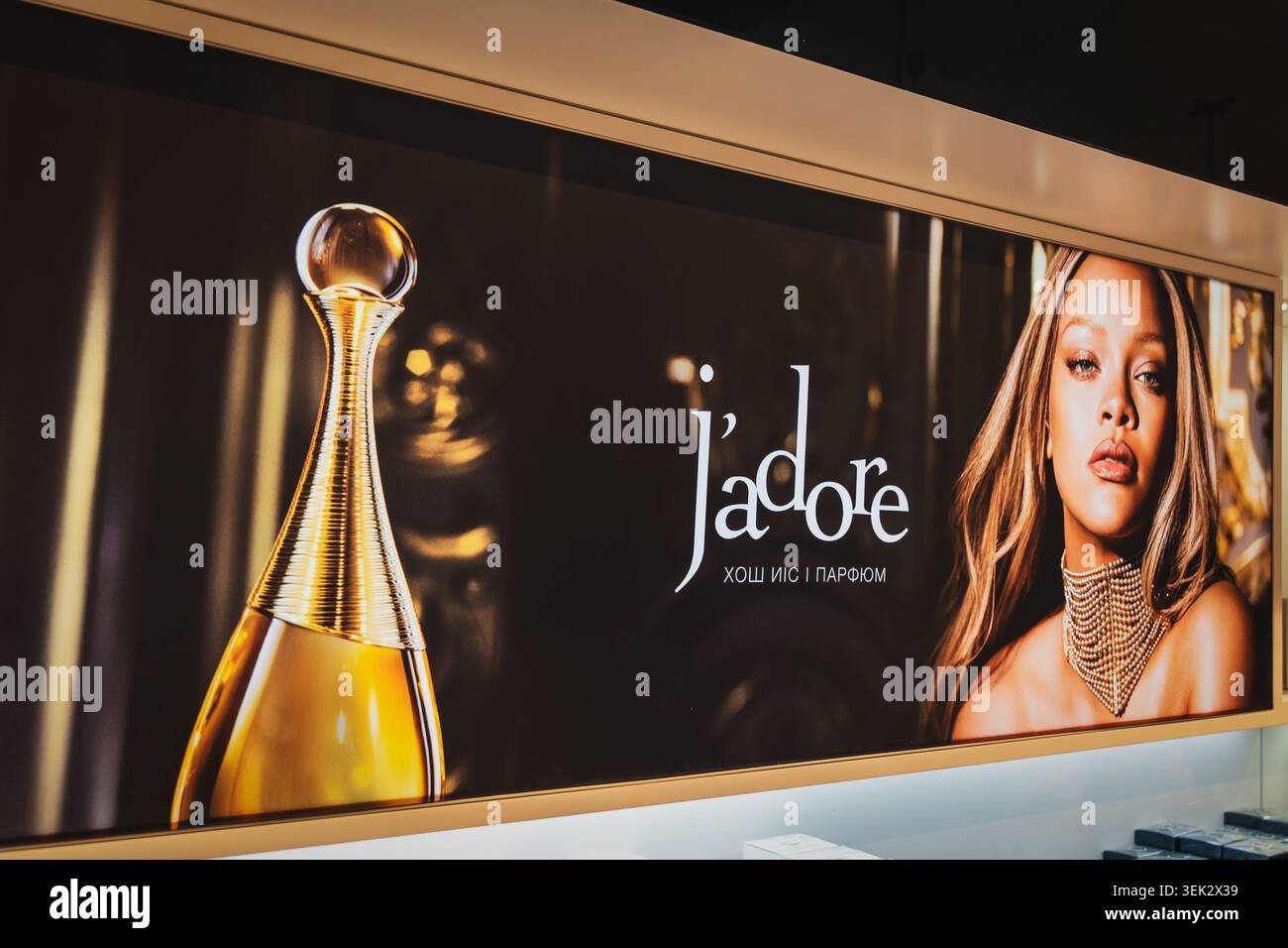 Almaty, Kasachstan - 3. August 2025: Dior J'adore Werbebanner. Legendäres Parfüm. Legendärer Duft. Luxusmarke Stockfoto
