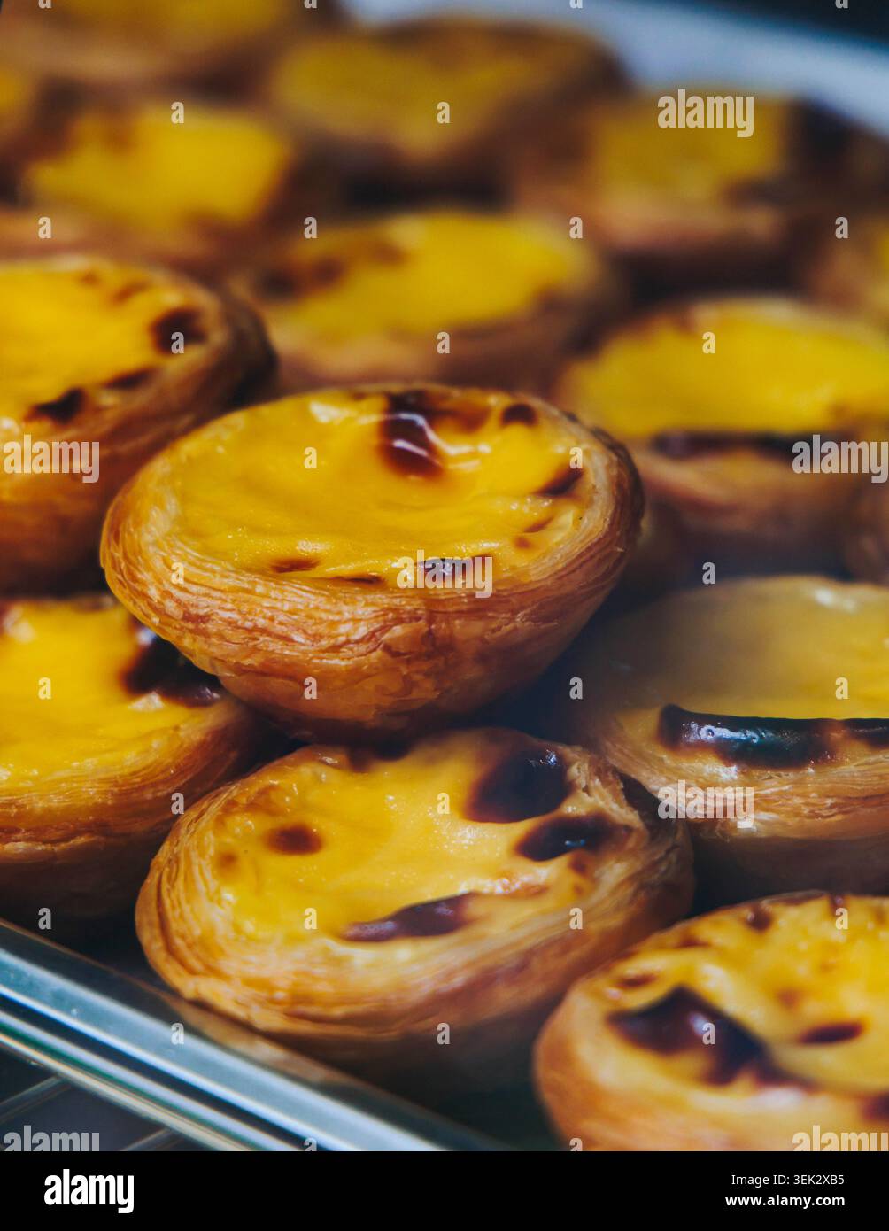 Pasteis und Pastel de Nata, traditionelle portugiesische Eierpudding-Tarte Pasteis de Nata mit verschiedenen Gebäck im Café, Bäckerei Stockfoto